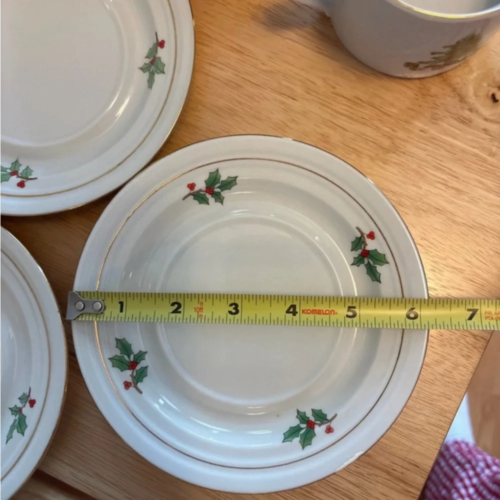 Holiday Hostess Dinnerware